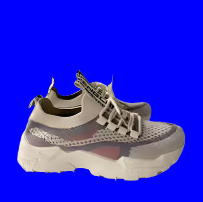 Women’s sports shoes